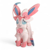 Peluche Pokémon – Nymphali rose et bleu - vue de trois-quarts sur fond blanc
