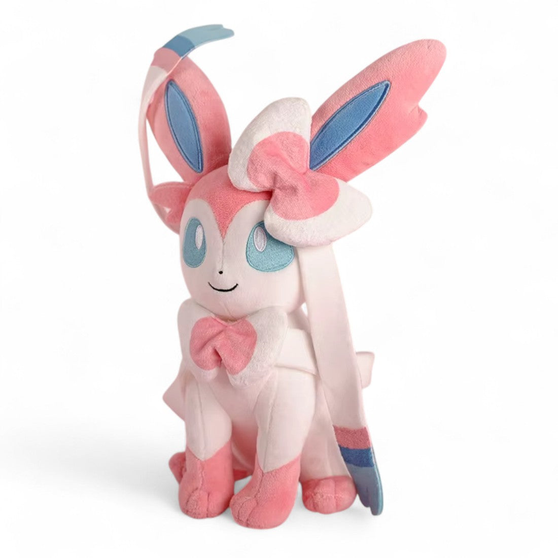 Peluche Pokémon – Nymphali rose et bleu - vue de trois-quarts sur fond blanc