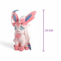 Peluche Pokémon – Nymphali rose et bleu - vue de trois-quarts avec mesure de 24 cm