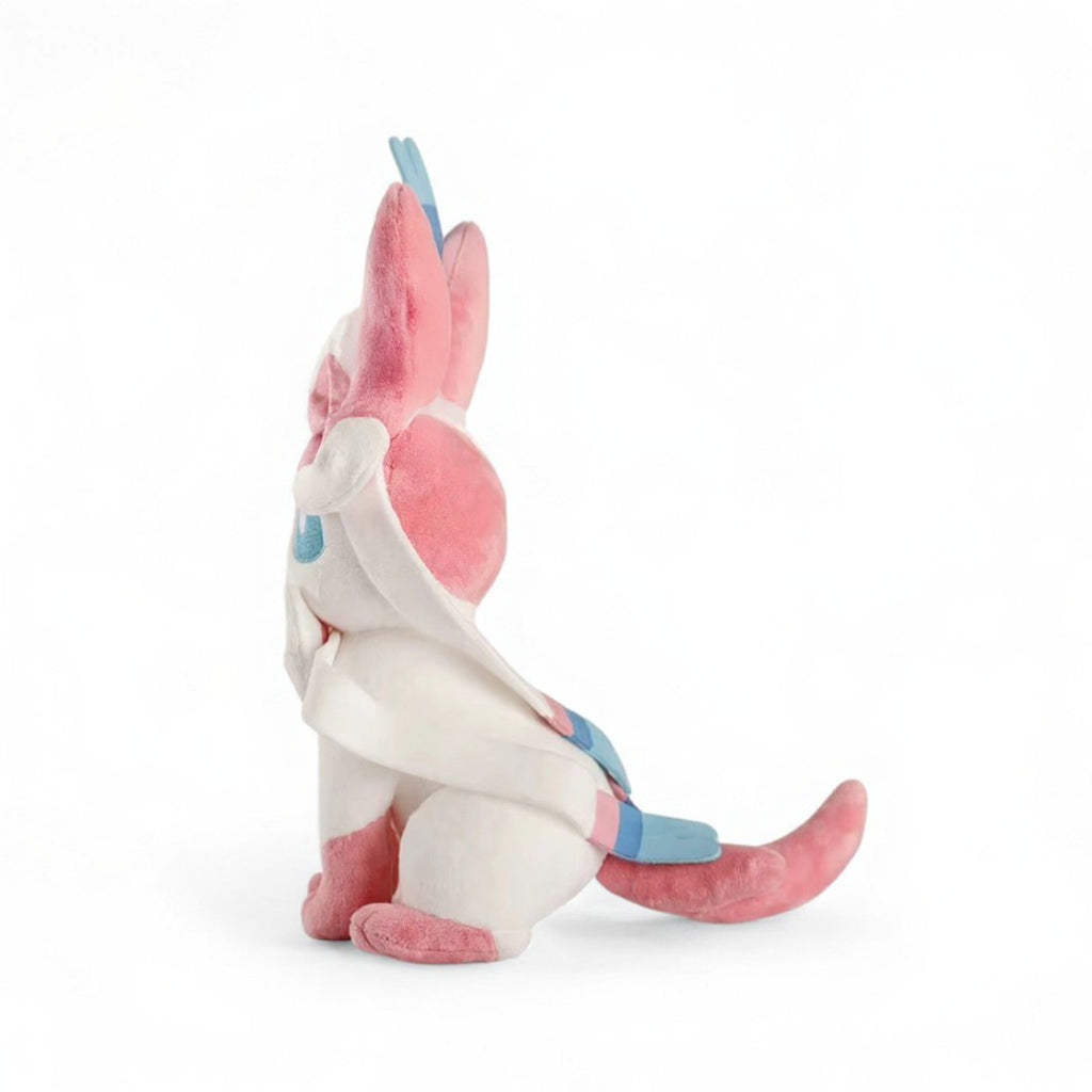 Peluche Pokémon – Nymphali rose et bleu - vue de profil avec la queue