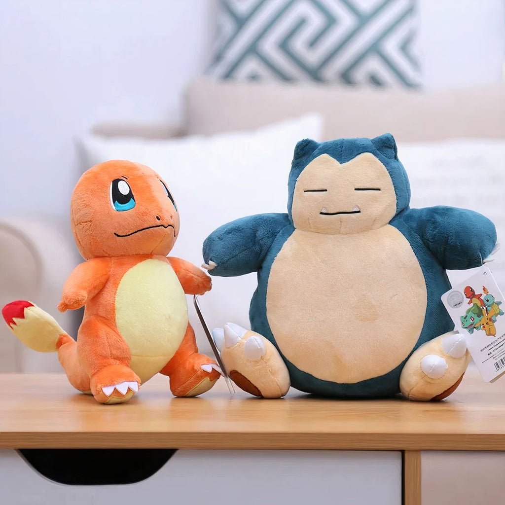 Peluche Pokémon – Ronflex tout rond et moelleux - sur une table près d'une autre peluche