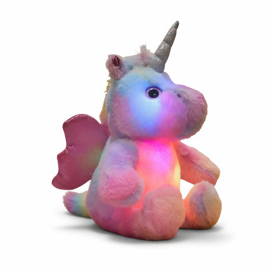 Licorne en peluche coloré avec corne argentée et ailes scintillantes, illuminée de l'intérieur, posée sur fond blanc.