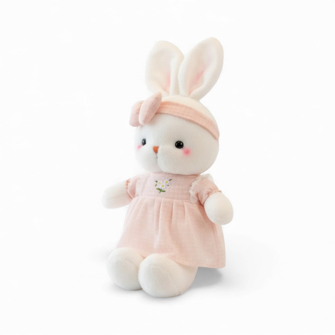Lapin en peluche blanc avec une robe à fleurs pastel et un nœud assorti sur fond blanc.
