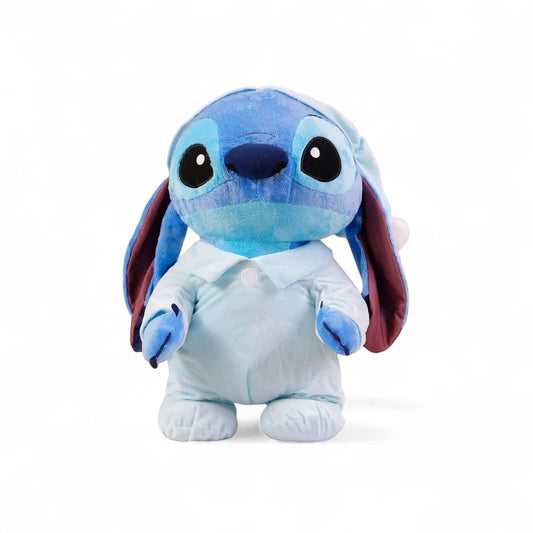 Peluche Stitch en pyjama de nuit bleu clair avec bonnet assorti sur fond blanc.