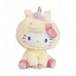 Peluche licorne jaune pastel avec corne dorée, nœud rose, oreilles en peluche, vue de face sur fond blanc.
