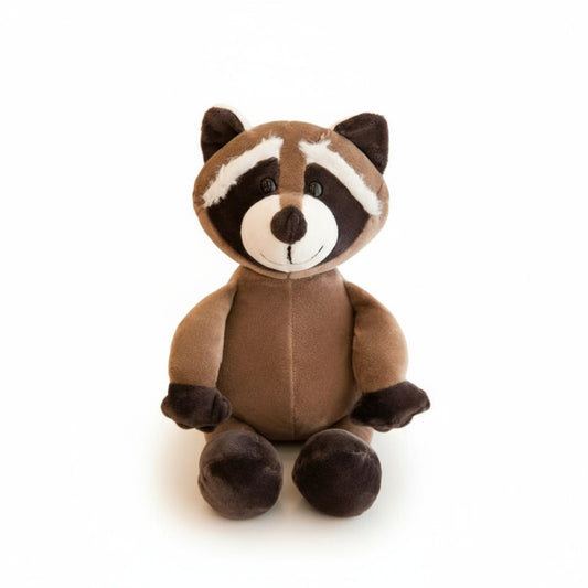 Peluche raton laveur marron, museau blanc et noir, grands yeux ronds, assis et sourire amusant, posée sur fond blanc.