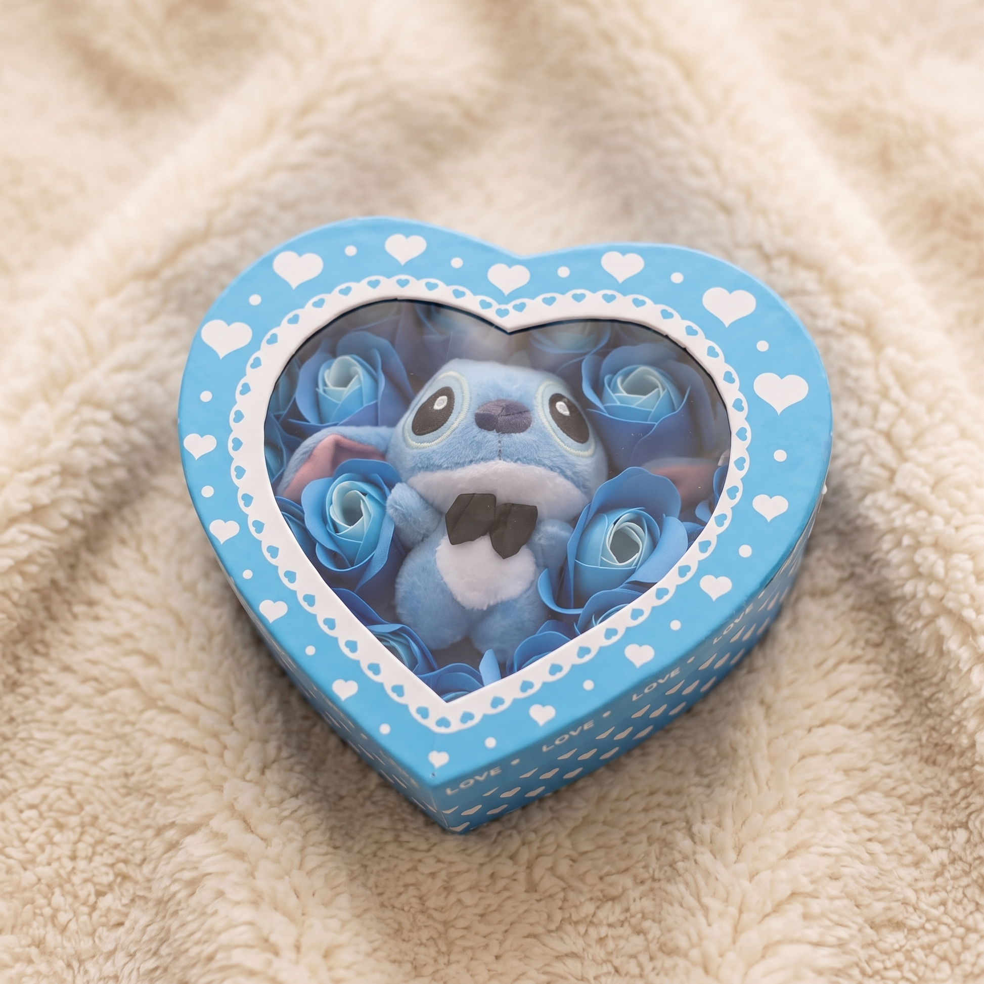 Coffret Peluche Stitch Boîte Cœur Roses Bleues - Détail matière
