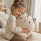 Coussin Peluche Chat Beige Doux - Utilisation cosy intérieur