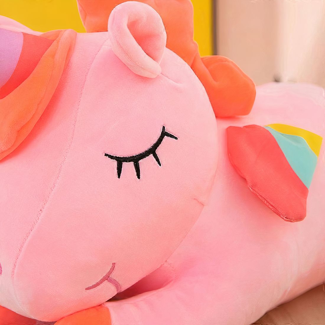 Licorne en peluche couchée pour enfant