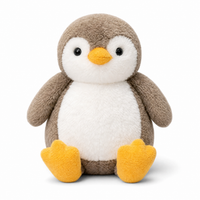 Flauschiges Pinguin Kuscheltier - Fond blanc frontal