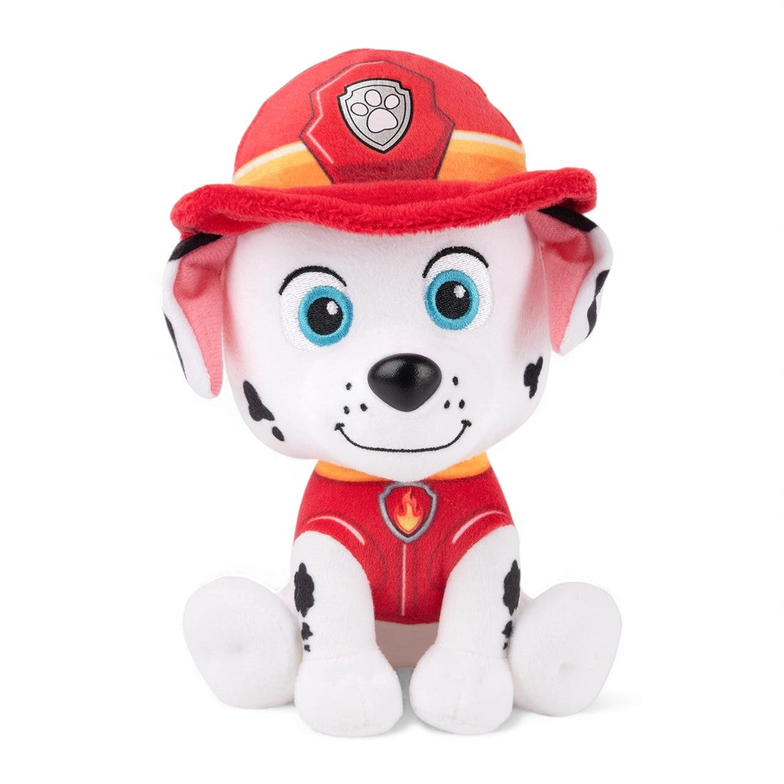 Peluche Marcus de la pat' patrouille, dalmatien blanc à taches noires, tenue rouge et casque de pompier rouge, assise et souriante sur fond blanc.