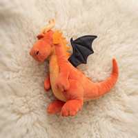 Orangefarbenes Drachen-Kuscheltier mit schwarzen Flügeln - Détail matière