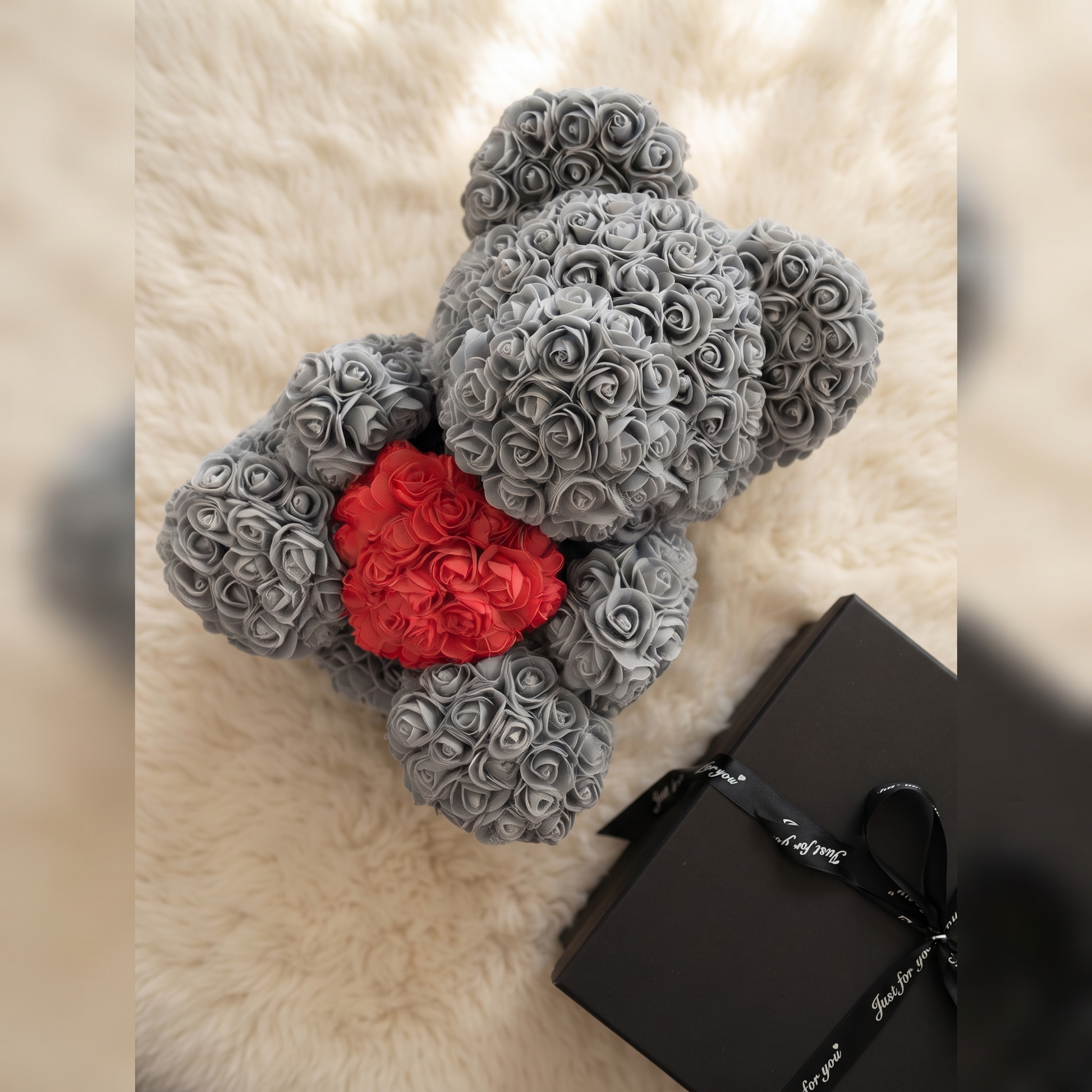 Ours en Roses Gris Cœur Rouge Coffret - Detail matière
