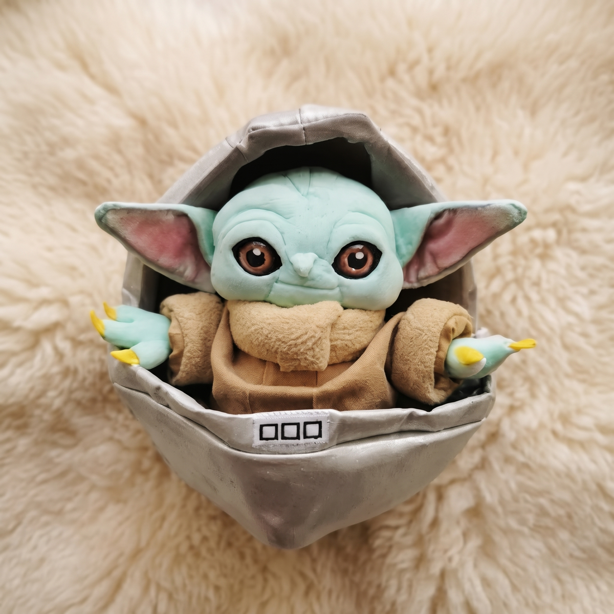 Peluche Baby Yoda dans son Berceau 23cm - Détail matière