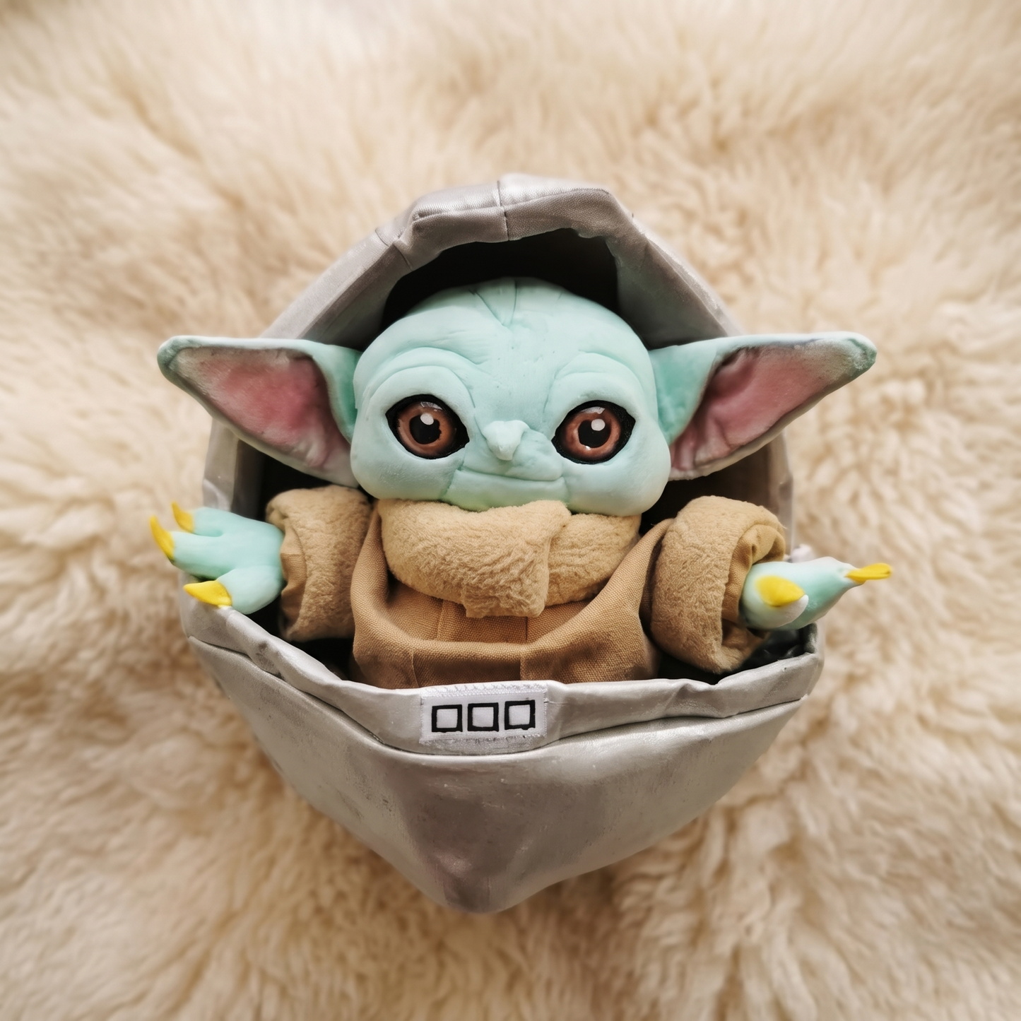 Peluche Baby Yoda dans son Berceau 23cm - Détail matière