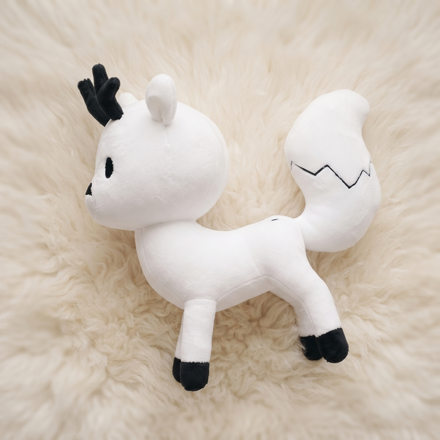 Peluche Cerf Blanc Hilda 21cm - Détail matière