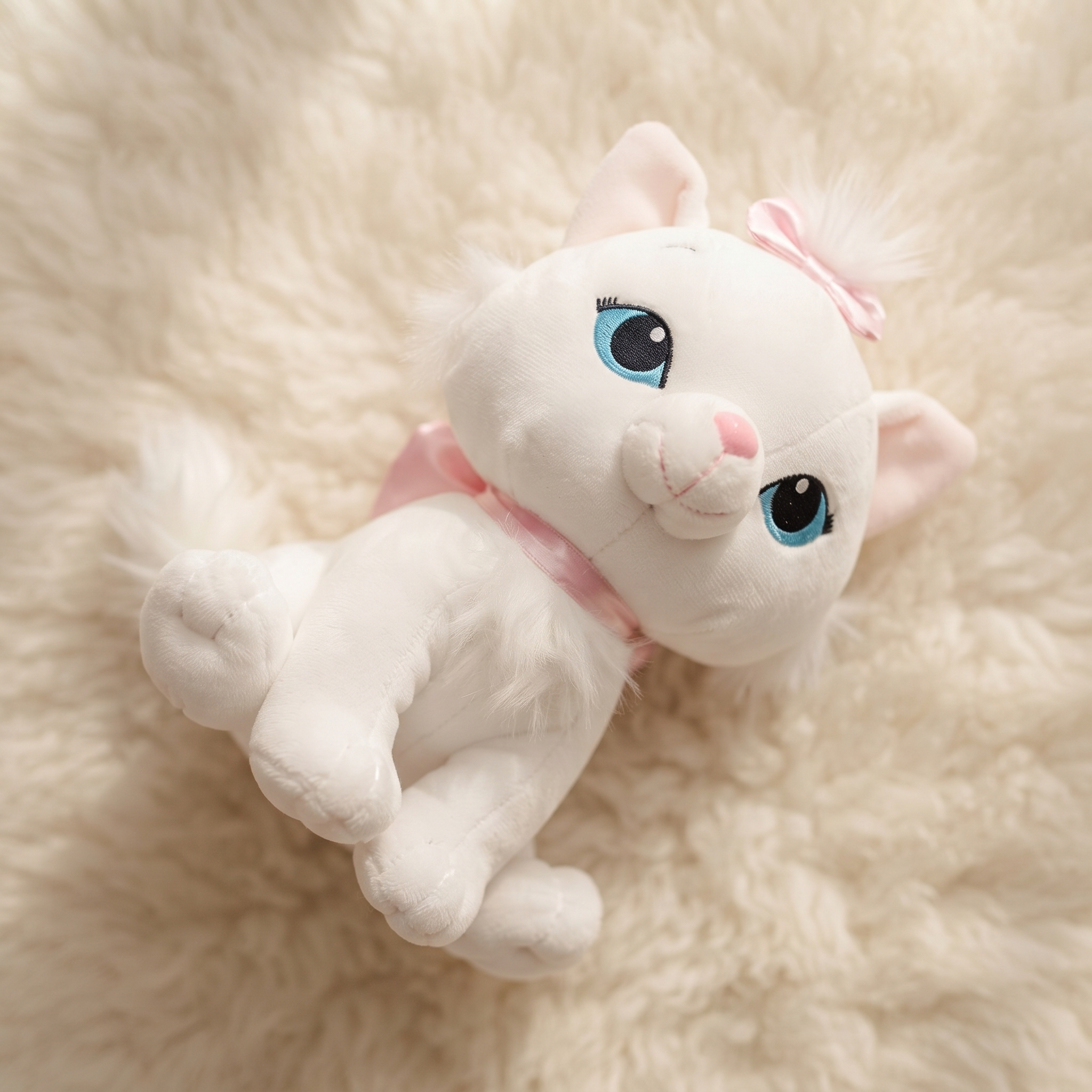 Peluche Chaton Blanc aux Yeux Bleus - Détail matière