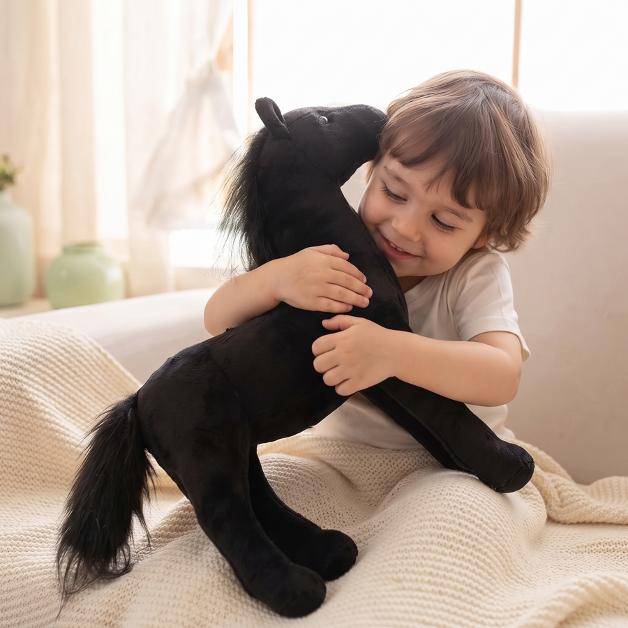 Peluche Cheval Noir à Crinière Soyeuse - Utilisation cosy intérieur