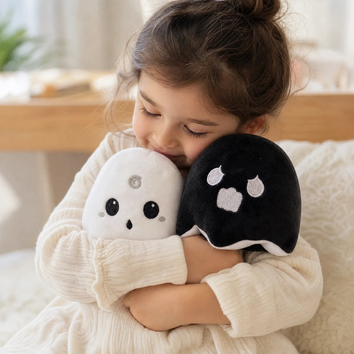 Peluche Fantôme Réversible Duo Halloween Blanc et Noir - Utilisation cosy intérieur