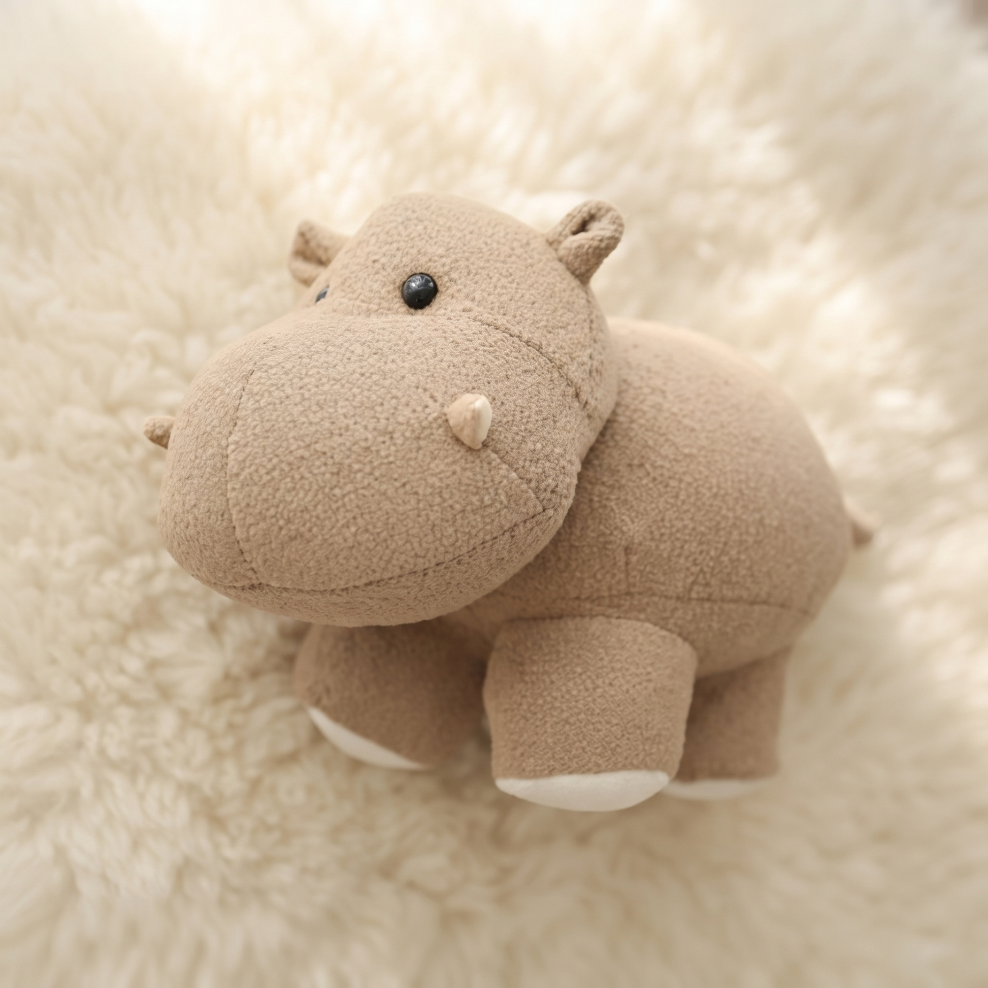 Peluche Hippopotame Debout Beige Quatre Pattes - Détail matière