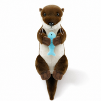 Peluche Loutre Allongée avec Poisson - Fond blanc frontal