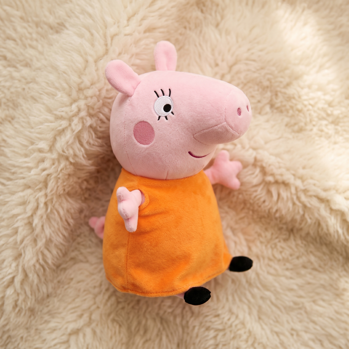 Peluche Maman Pig Peppa Pig 19cm - Détail matière