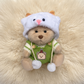 Peluche Ours Déguisé Articulé Nino avec Combinaison Verte - Détail matière