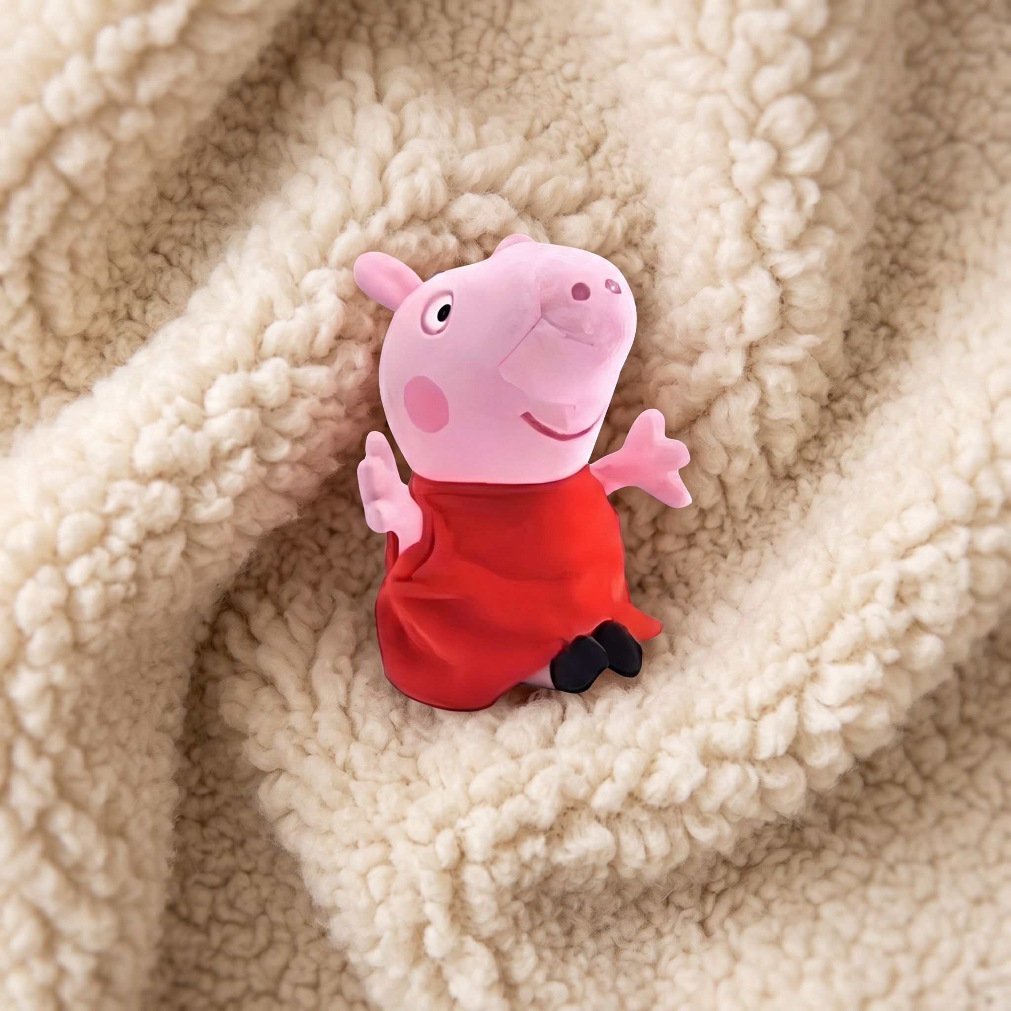 Peluche Peppa Pig 19 cm Robe Rouge - Détail matière
