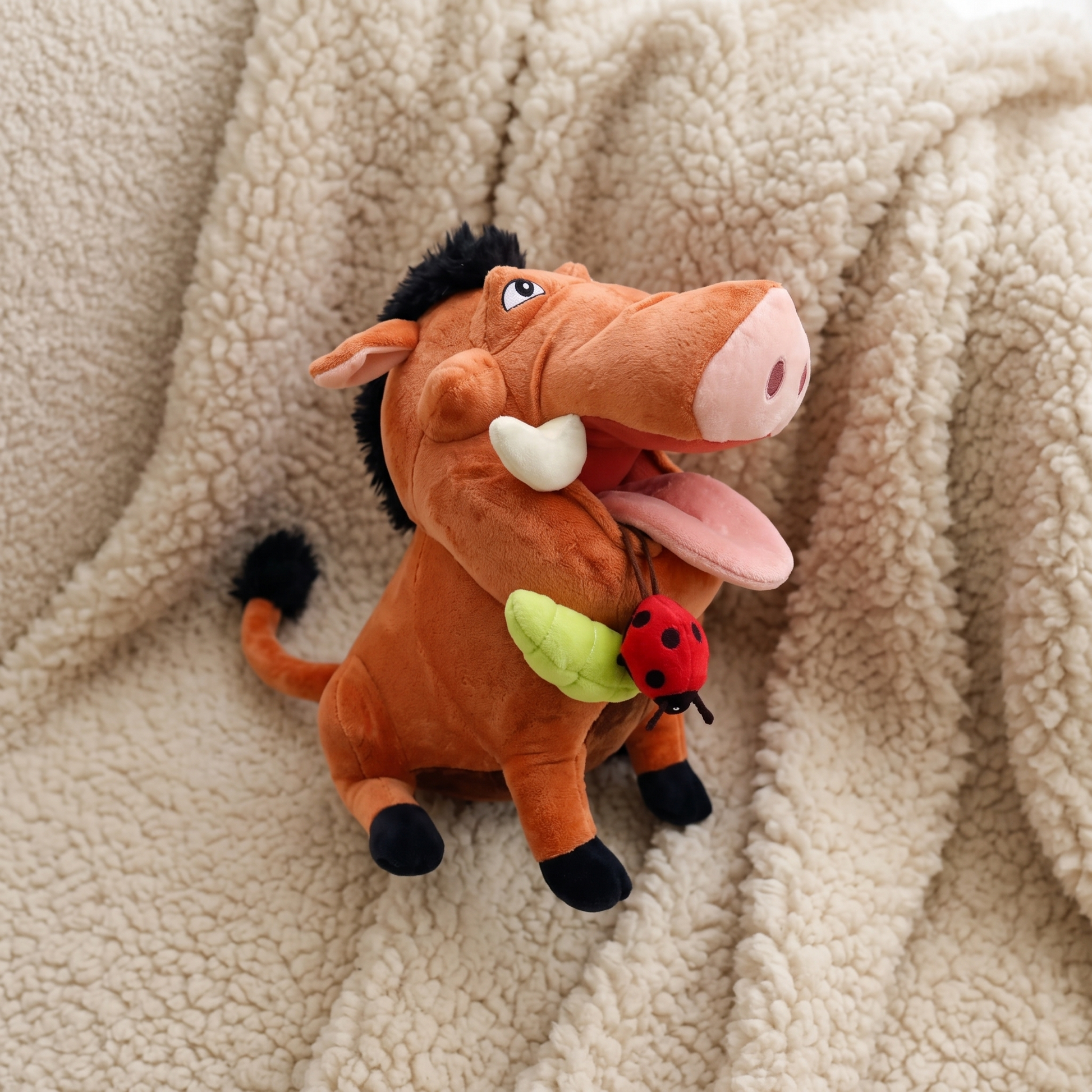 Peluche Pumbaa Le Roi Lion 37 cm - Détail matière