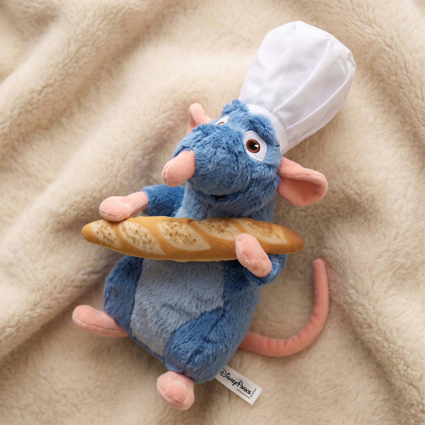 Peluche Ratatouille Rémy Chef avec Baguette - Détail matière