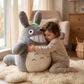 Peluche Totoro Géante Grand Sourire - Utilisation cosy intérieur