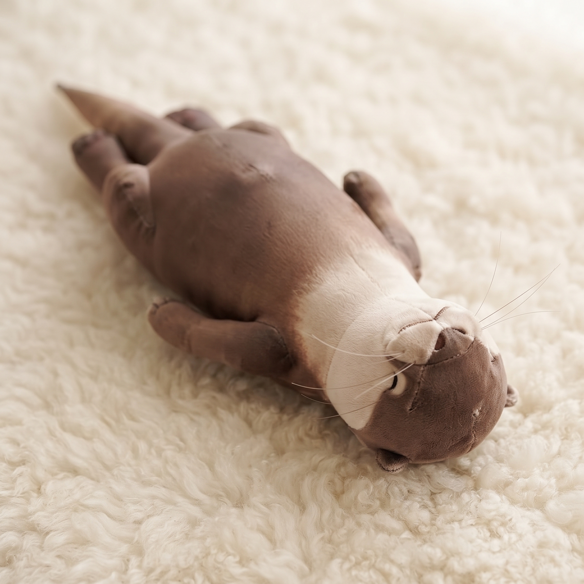 Peluche Trousse Loutre Marron 40 cm - Détail matière