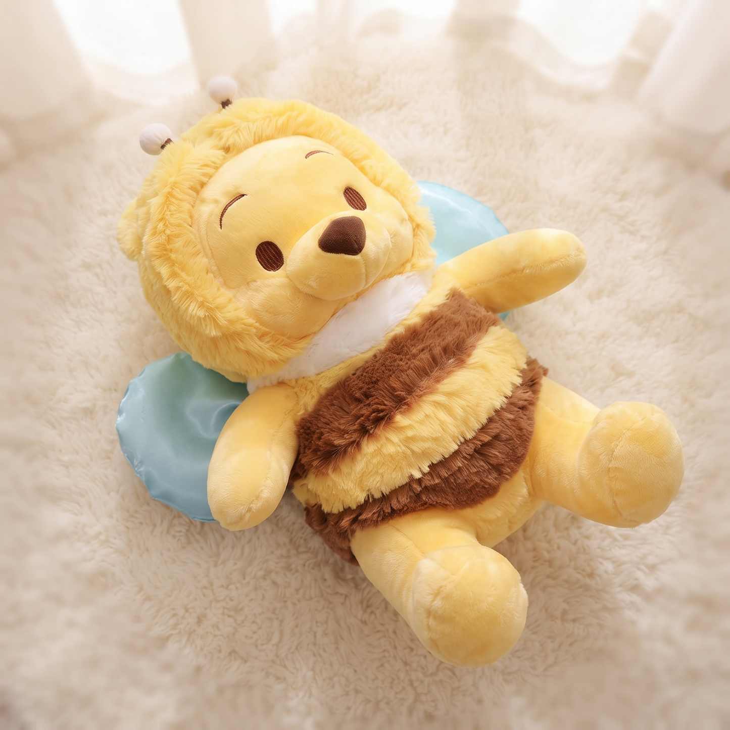 Peluche Winnie l'Ourson Déguisé en Abeille 50 cm - Détail matière