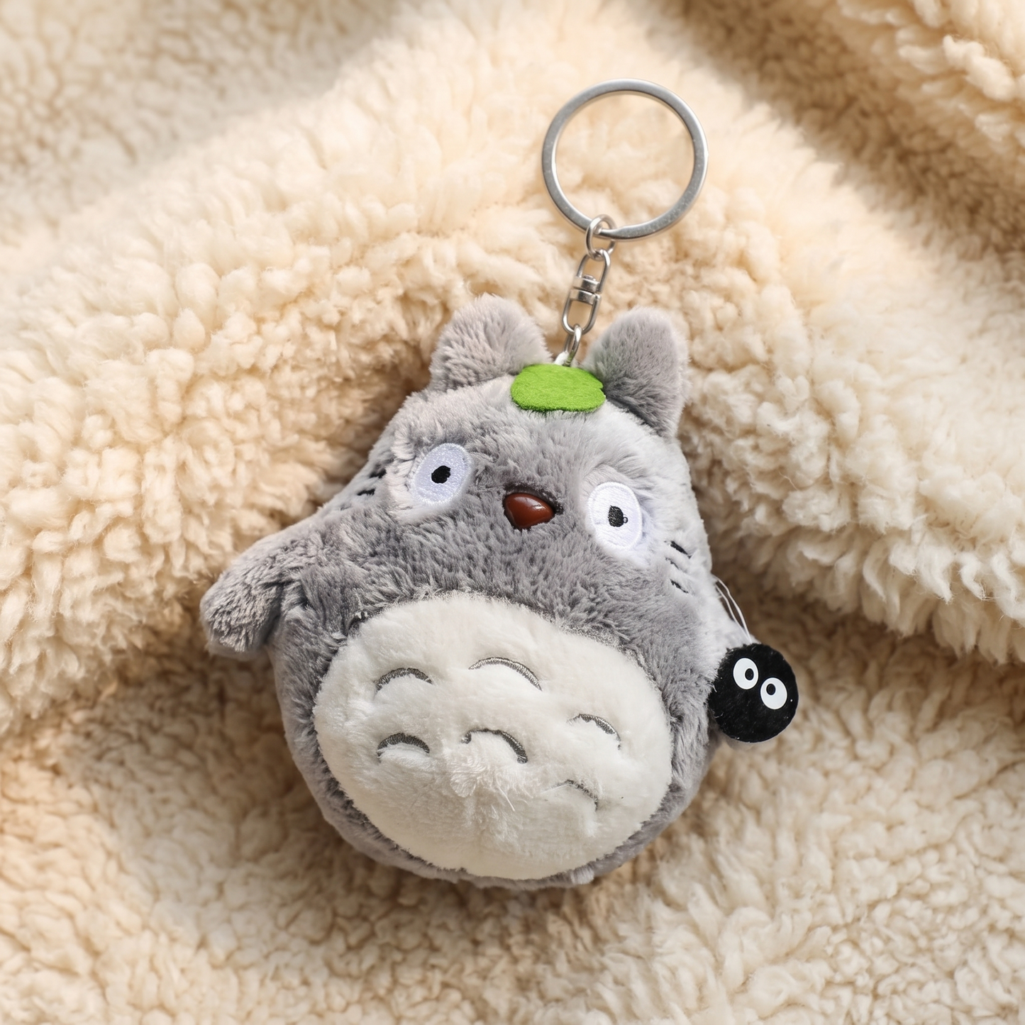 Porte Clés Totoro Gris avec Feuille Verte - Détail matière