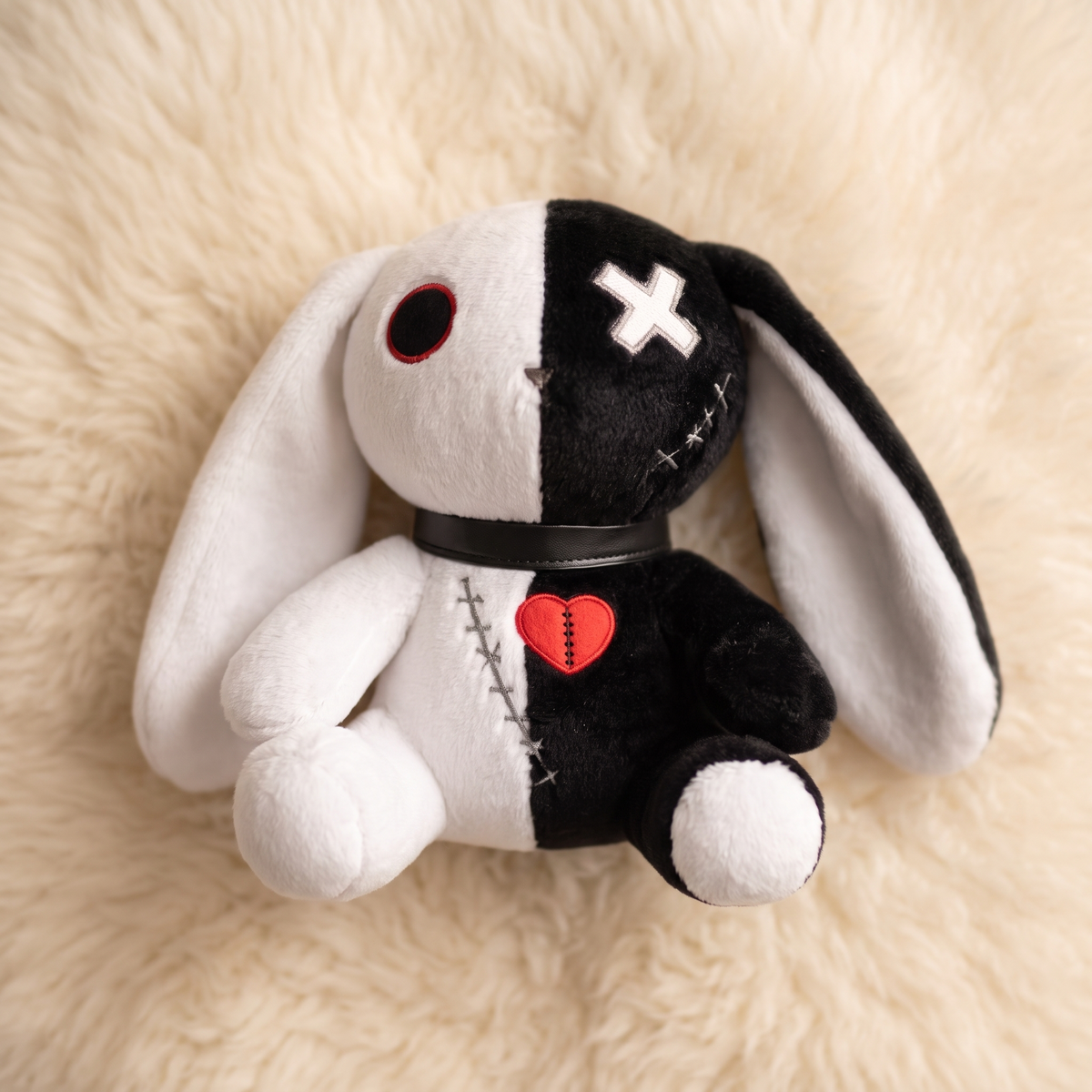 Schwarz-weißes Gothic-Hasen-Kuscheltier mit Herz - Détail matière