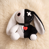 Schwarz-weißes Gothic-Hasen-Kuscheltier mit Herz - Détail matière