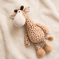 Sitzendes Giraffen Kuscheltier mit großen Hufen - Détail matière